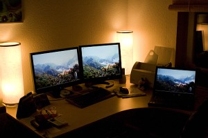 Schreibtisch, Abend, Monitore