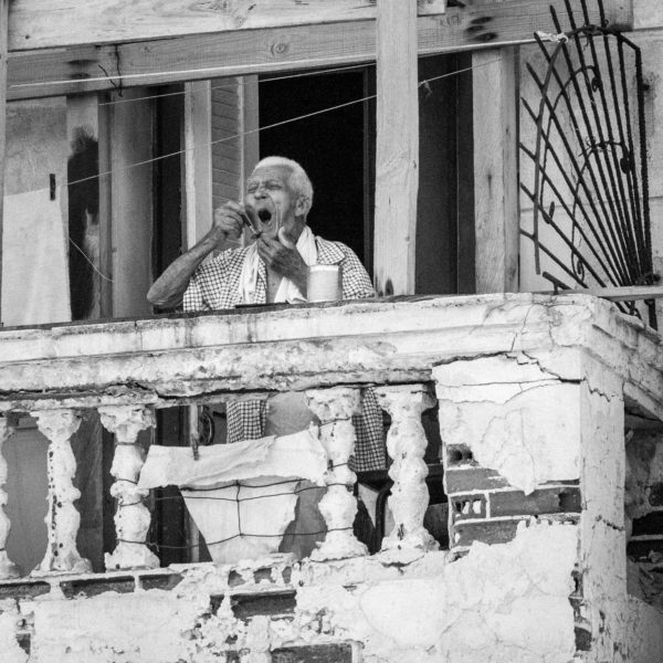 Alter Mann, verfallener Balkon, Rasur