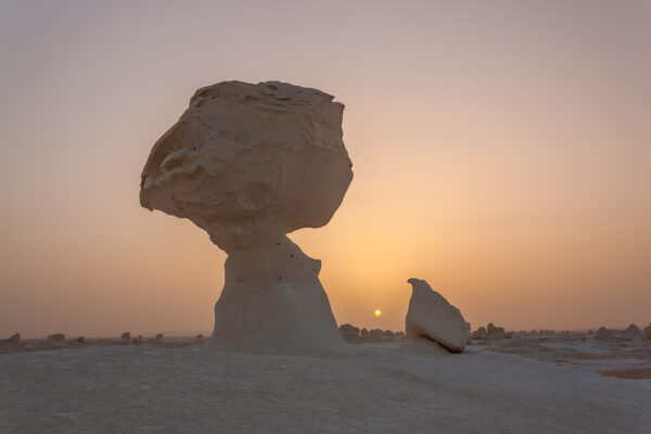 Sonnenuntergang beim Pilz und Huhn in der Weißen Wüste