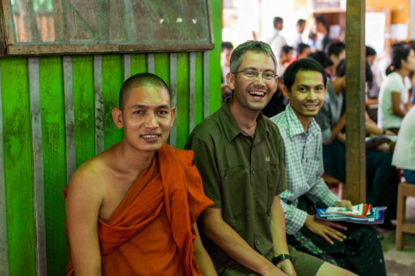 Myanmar, Yangon, Mönch, Englischschule