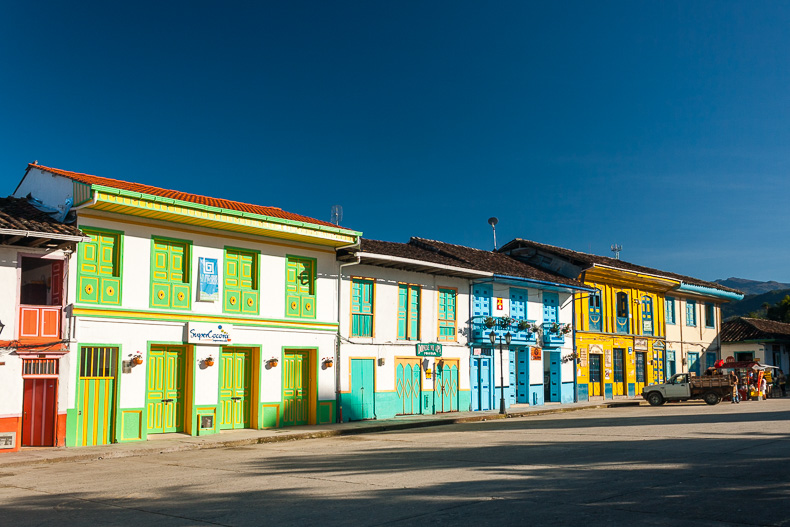 Marktplatz von Salento mit bunten Häusern