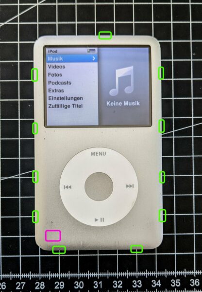 Frontansicht iPod classic mit Markierungen der Clips und des Akkuanschluss