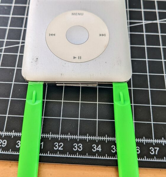 Plastiktools am unteren Rand des iPod classic