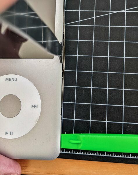 Spachtel zum Öffnen des iPod classic setzen