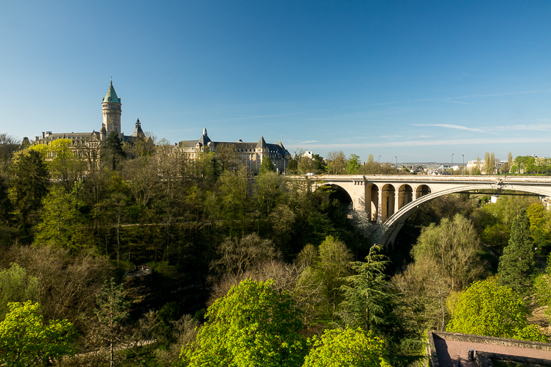 Blick über das Petruss-Tal auf die Adolphe-Brücke in Luxembourg