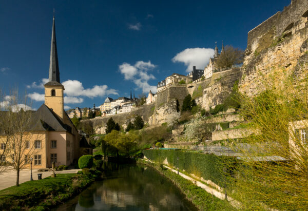 Blick über die Alzette auf die Oberstadt von Luxembourg