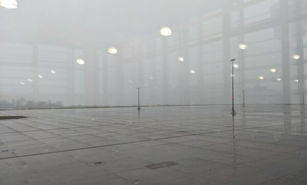 Nebel und Regen am Erfurter Flughafen