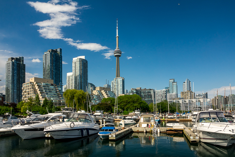 Skyline von Toronto, Kanada bei blauem Himmel mit Dekowolken
