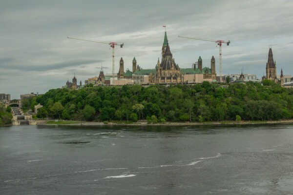 Kanadas Parlament von der Alexandra Bridge aus