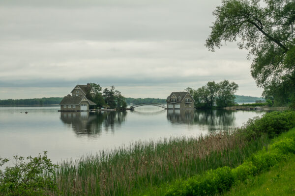 Zwei Inseln mit Häusern verbunden durch eine Brücke