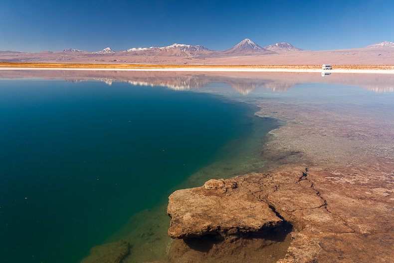 Klarer See in der Atacama vor einer Bergkette