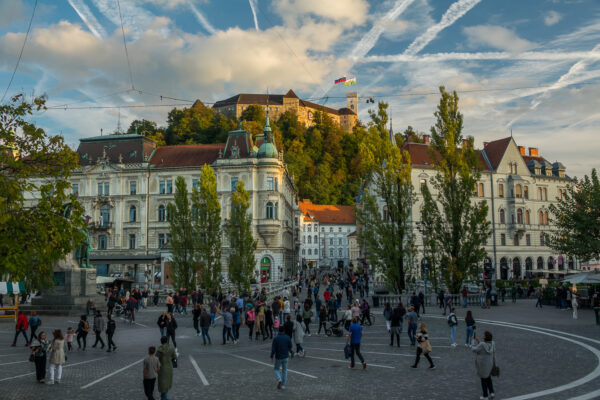 Platz in Ljubljana bei Sonnenuntergang
