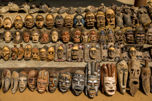 Afrikanische Masken auf einem Markt