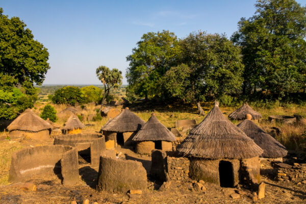 Hütten im Dorf Taneka, wo die Yom leben