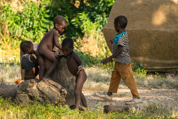Spielende, nackte, afrikanische Kinder