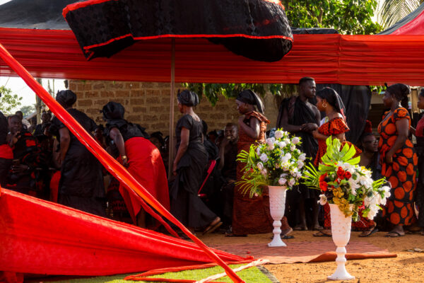 Menschen auf einer Ashanti-Beerdigung
