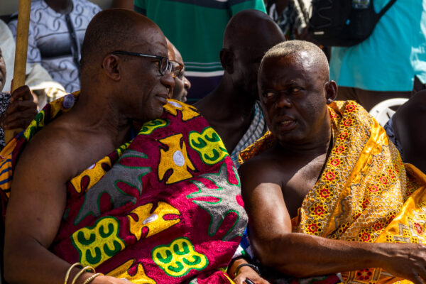 Zwei ghanaische Männer unterhalten sich