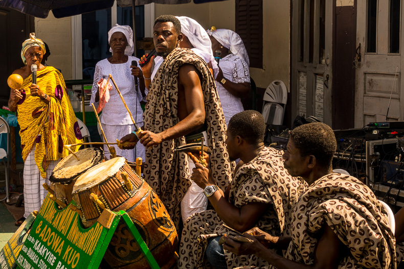 Afrikanische Trommler und Sänger