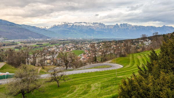 Blick über Vaduz auf die Berge in der Schweiz