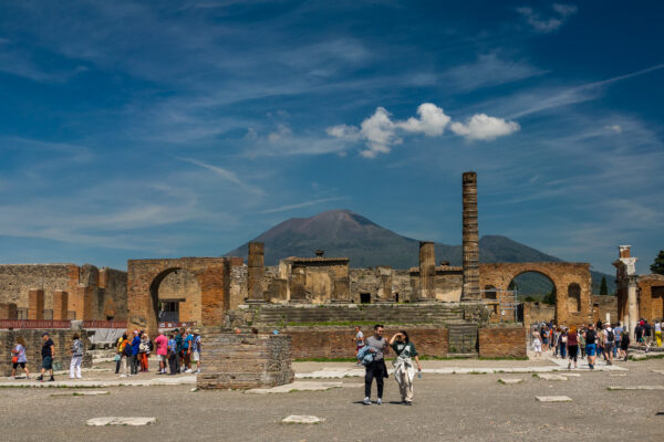 Zentralplatz von Pompeji mit Vesuv im Hintergrund
