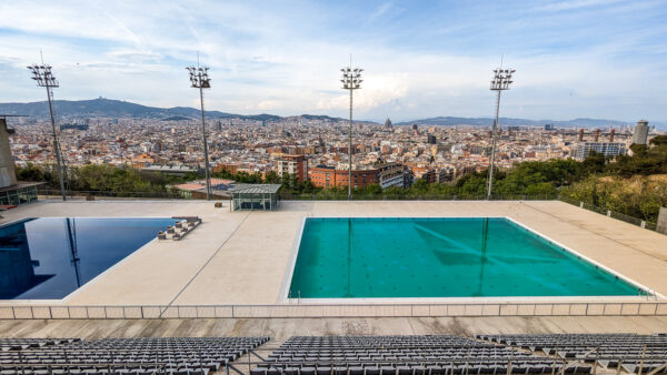 Blick über die olympischen Sprungbecken auf Barcelona