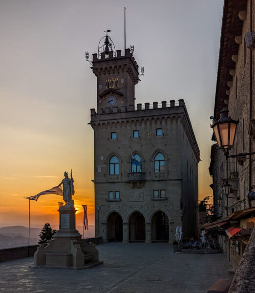 Regierungssitz von San Marino bei Sonnenuntergang