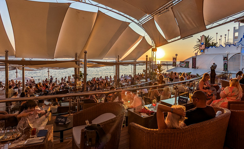 Unter den Sonnensegeln im Café del mar bei Sonnenuntergang