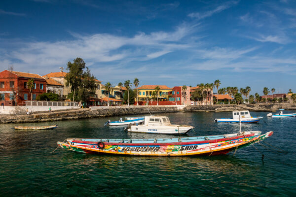Boote und Häuser im Hafen der Île de Gorée