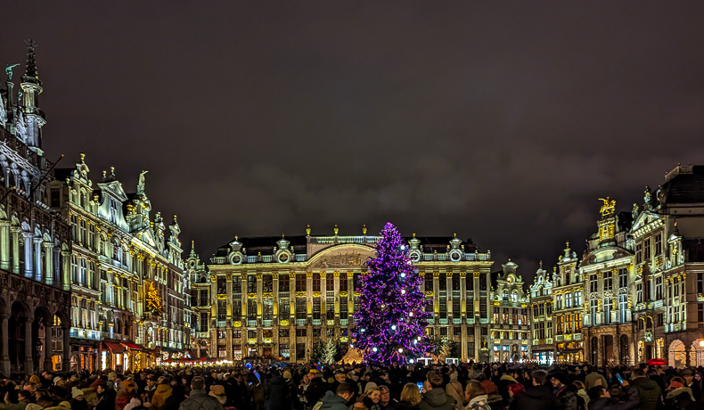 Weihnachtsmarkt in Brüssel am Abend