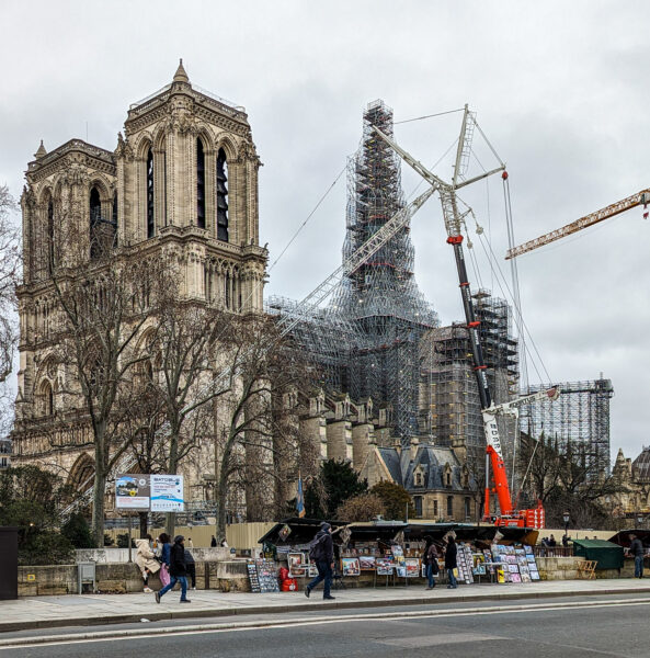 Baugerüst an der Kirche Notre Dame im Dezember 2023
