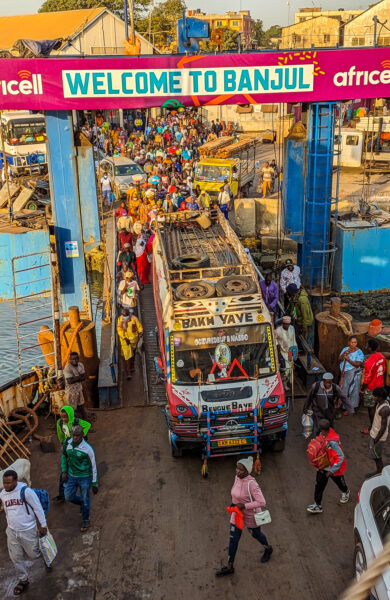 Menschen und Autos strömen auf die Fähre in Banjul