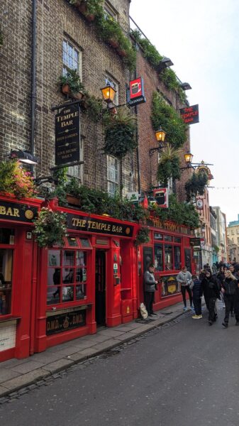 Blick auf die Temple Bar auf der Kneipenstraße in Dublin