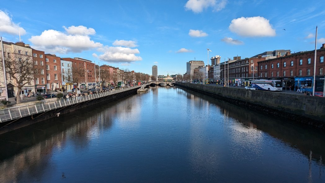 Blick auf die Liffey von einer der vielen Brücken