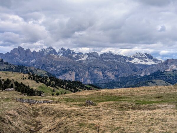 Am Sellajoch, es ist bewölkt aber man sieht schön die Berggipfel