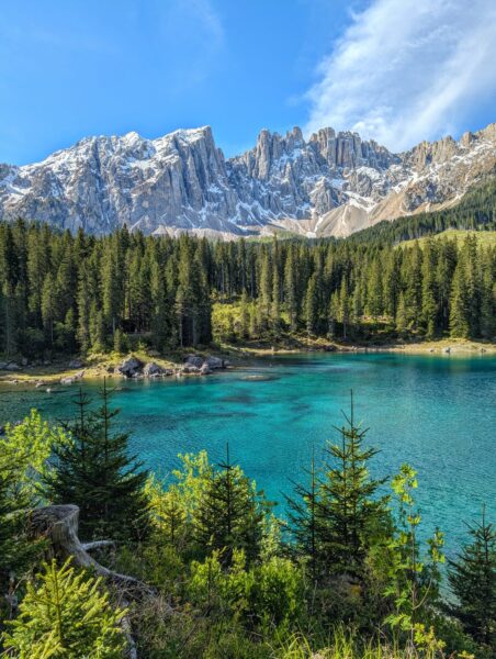 Der türkisfarbene Karersee mit Bergkulisse