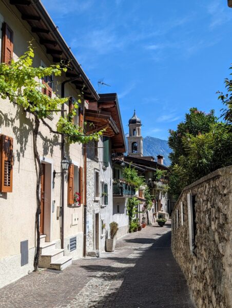 Malerische Gasse Limone am Gardasee