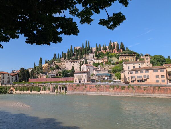 San Pietro in Verona über den Fluss gesehen
