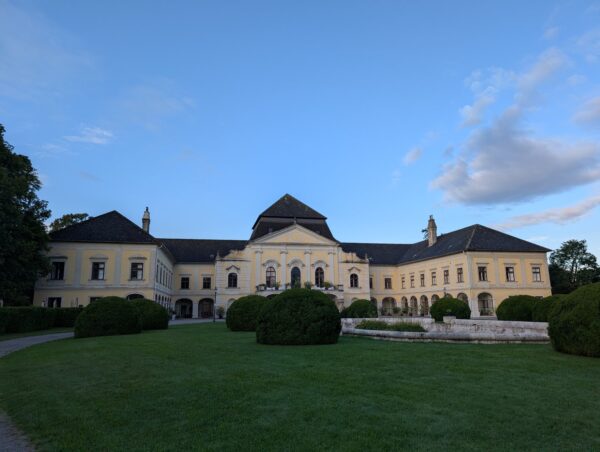 Schloss Kittsee am Morgen mit blauem Himmel