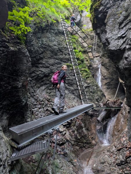 Brücken und Stahlleitern ohne Geländer in einer Schlucht
