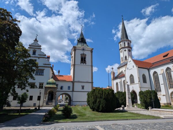 Rathaus und Dom von Levo?a