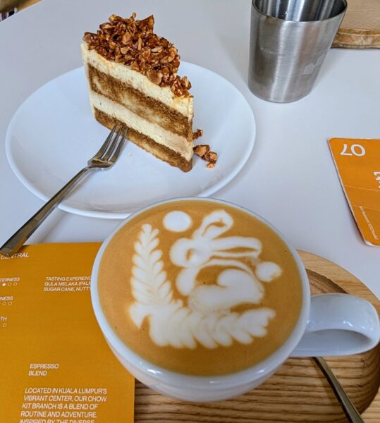 Kaffeekunst in Perfektion - ein Hase zieht meinen Kaffee