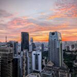 Sonnenuntergang in Kuala Lumpur mit Skyline und rosa Wölkchen
