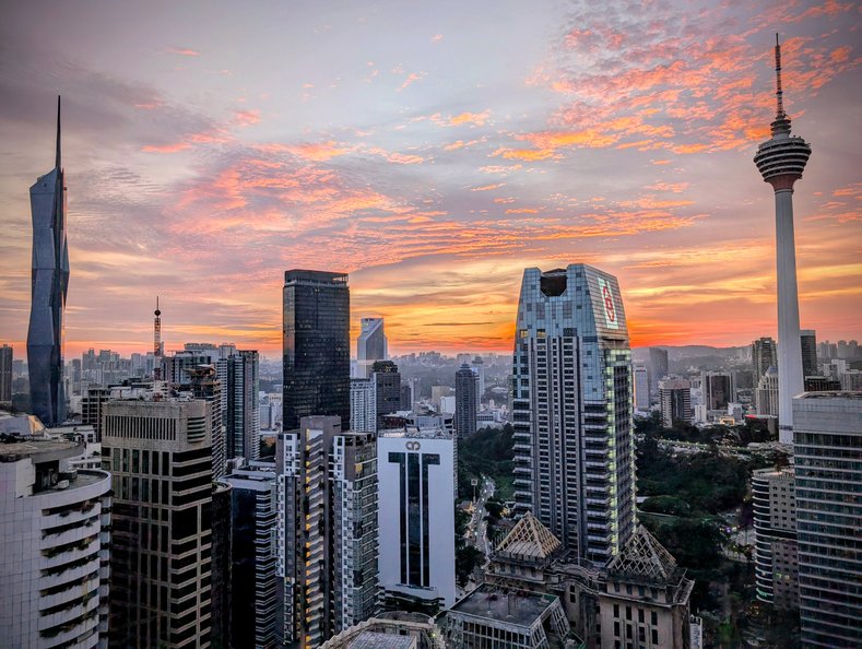 Sonnenuntergang in Kuala Lumpur mit Skyline und rosa Wölkchen