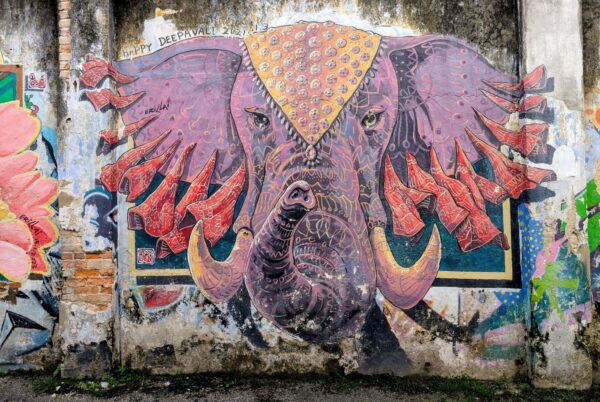 Eine Wandmalerei zeigt einen geschmückten Elefanten zum Devali Fest