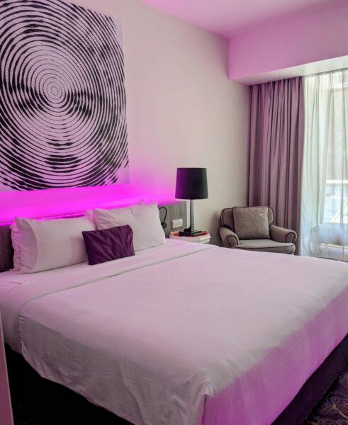 Violette LED-Beleuchtung und ein Bild von Madonna in unserem Zimmer im Hard Rock Hotel Penang