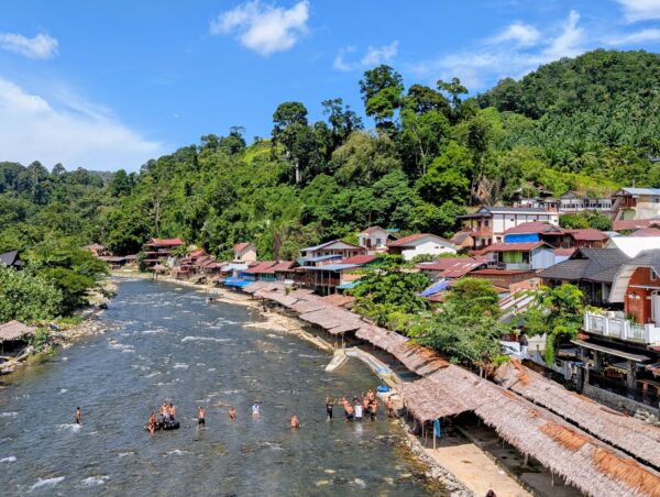 Menschen baden im Fluss von Bukit Bintang