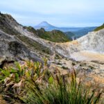 Blick durch die Caldera des Simayak auf den Sinabung