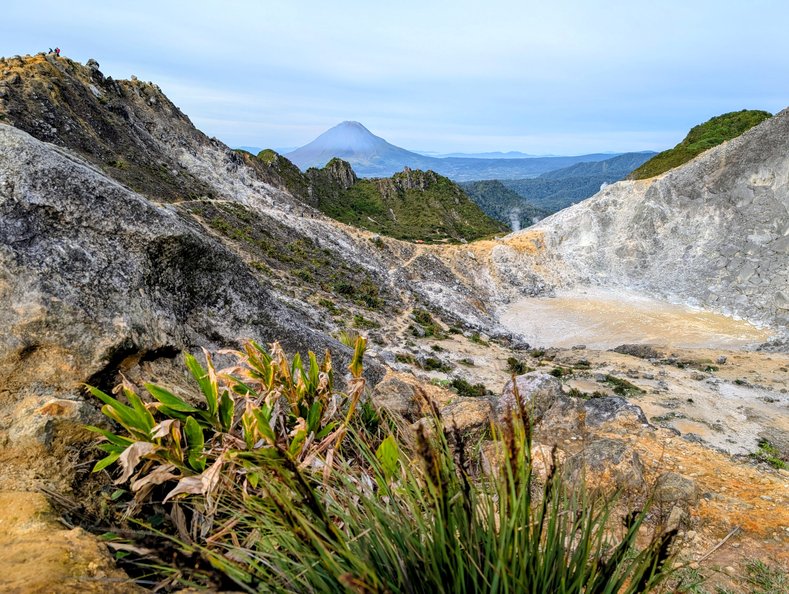 Blick durch die Caldera des Simayak auf den Sinabung