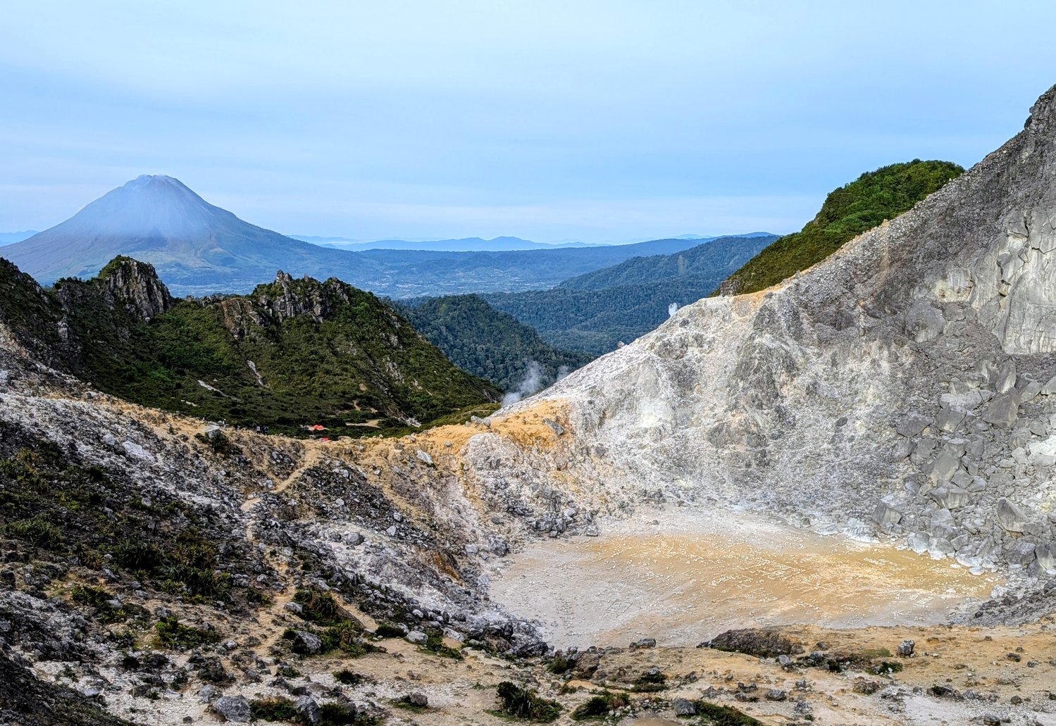 Blick über den Krater des Sibayak auf den Sinabung