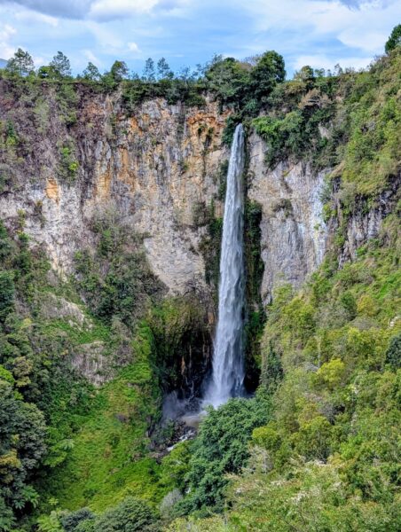 Der Sipisopiso Wasserfall stürzt sich 120m über die Kante